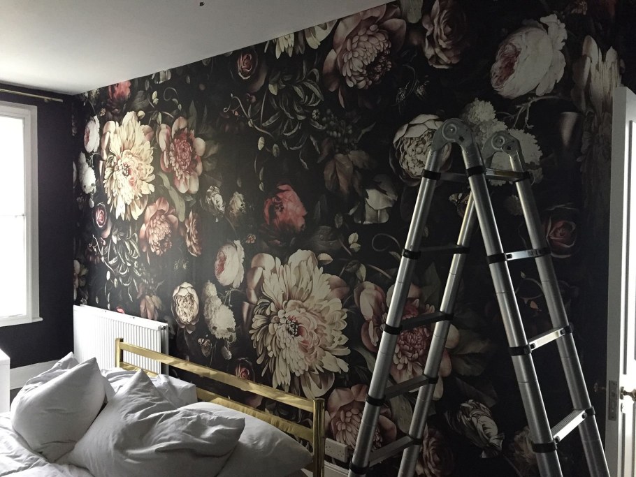 Обои в цветочек в интерьере