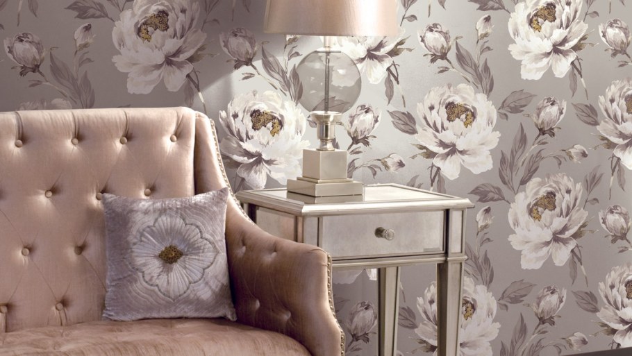 Обои с крупными цветами в интерьере гостиной