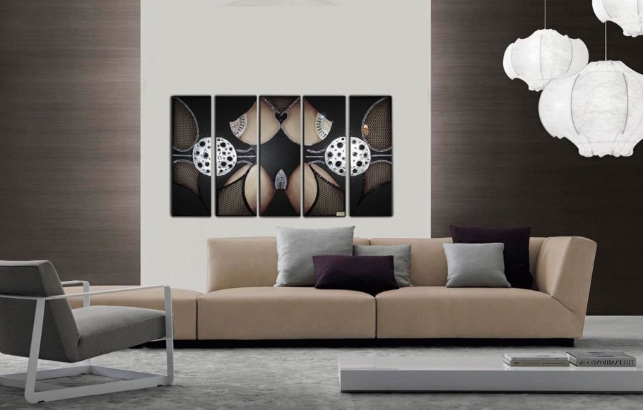 Панно в интерьере гостиной в современном стиле