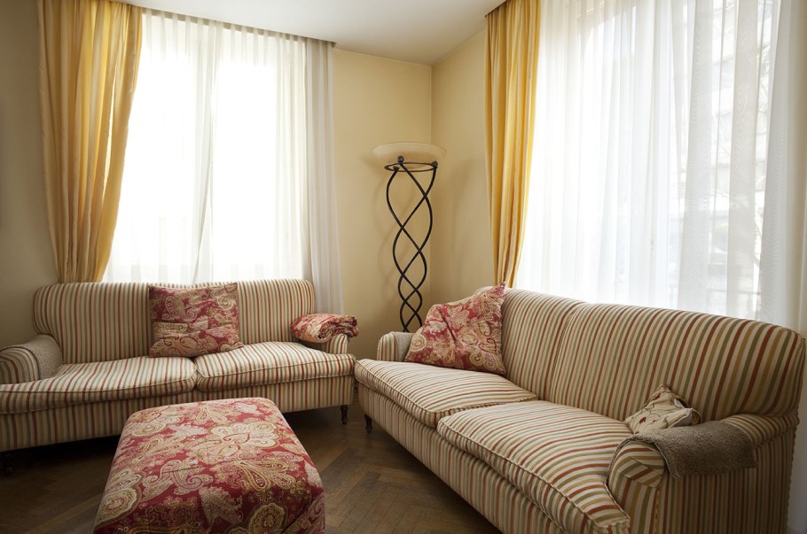 Расстановка мебели в комнате с двумя окнами