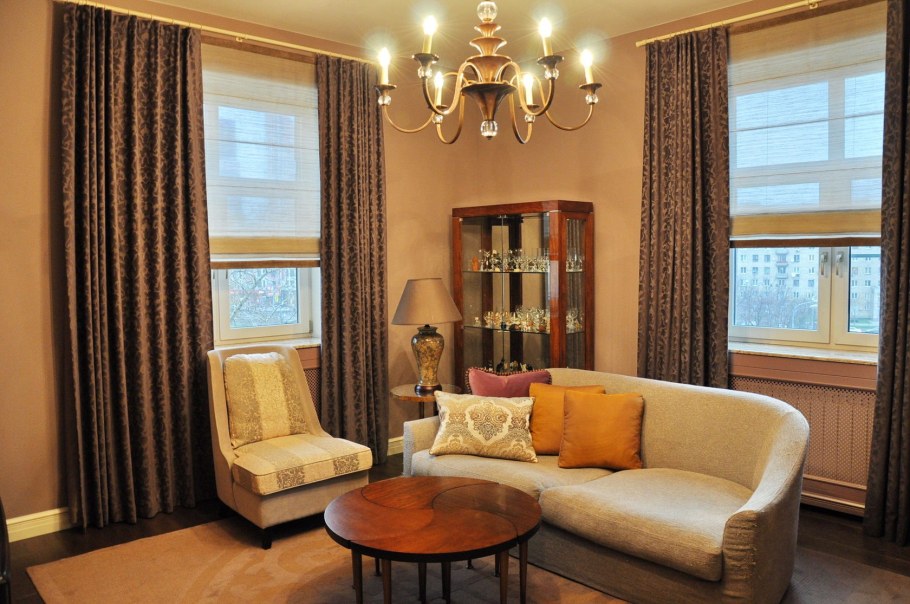 Интерьер комнаты с двумя окнами