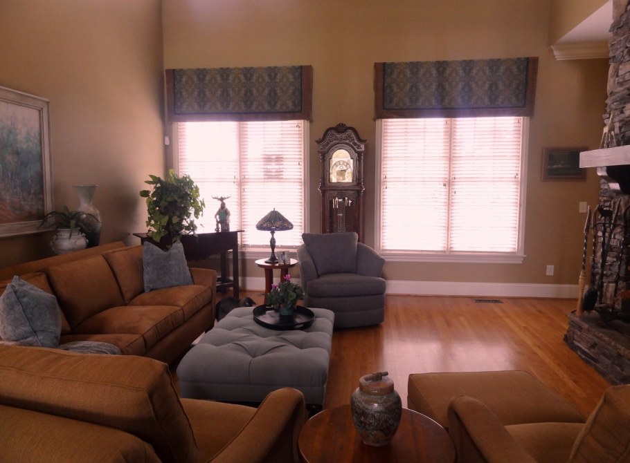 Комната с двумя окнами на одной стене