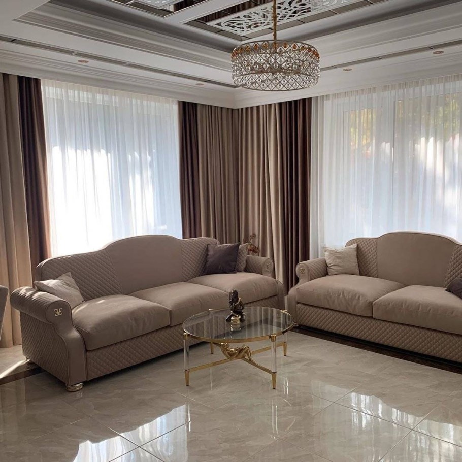 Интерьер угловой гостиной с двумя окнами