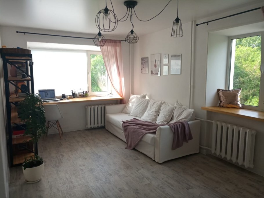 Угловая однокомнатная квартира с 2 окнами в хрущевке