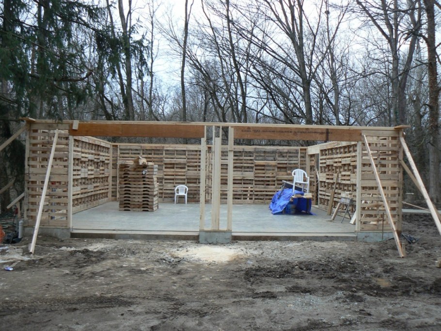 Гараж из поддонов