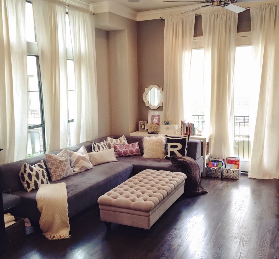 Интерьер комнаты с 2 окнами