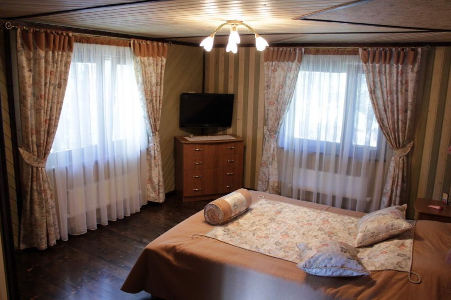 Шторы в спальню на 2 окна