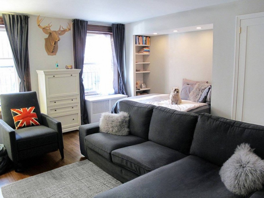 Планировка комнаты с кроватью и диваном