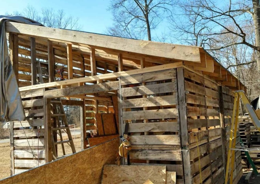 Пристройка из поддонов