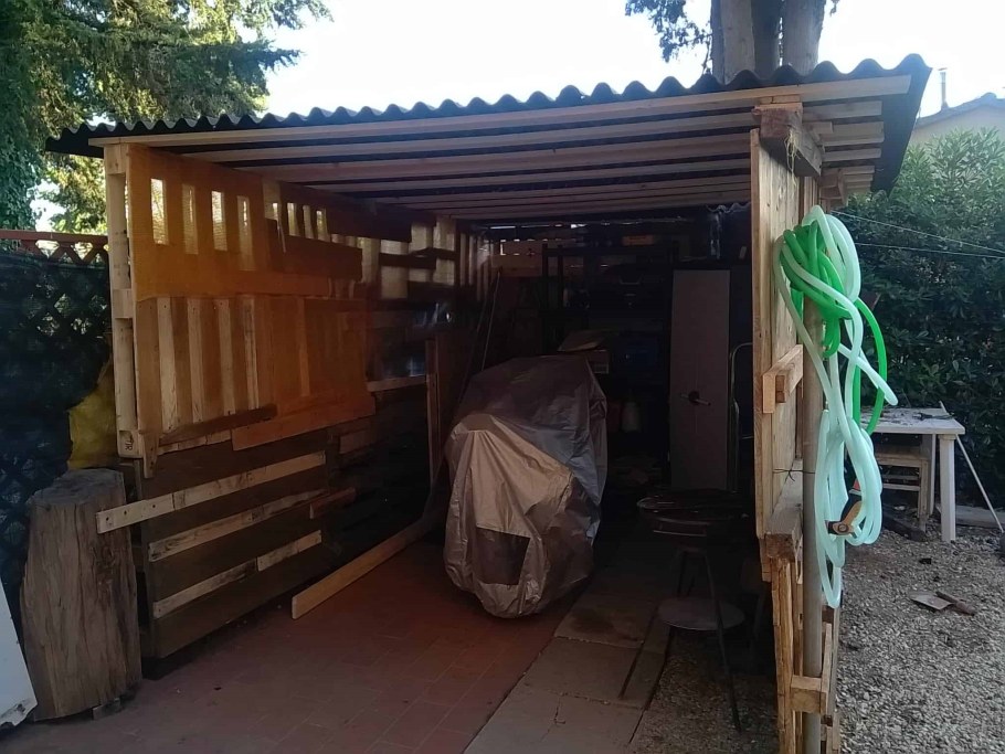 Гараж из поддонов