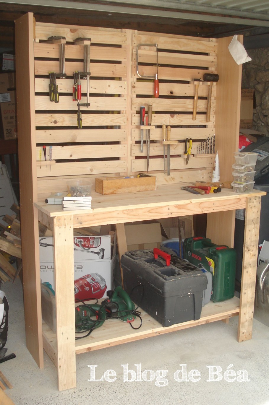 Деревянные полки в гараже