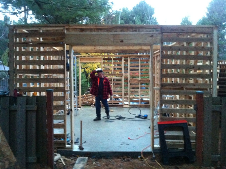 Гараж из поддонов