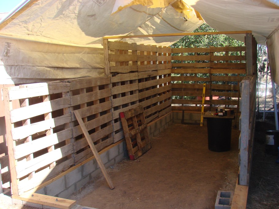 Гараж из европоддонов