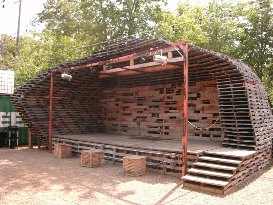 Домик из поддонов