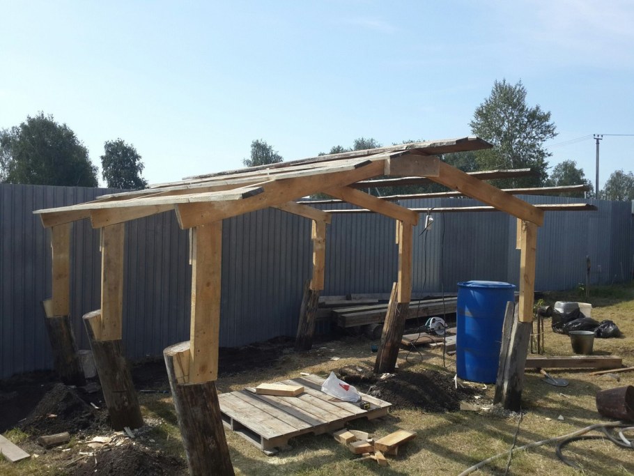Постройка гаража из подручных материалов