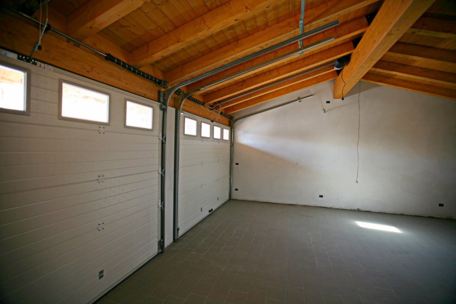 Обшить гараж поддонами