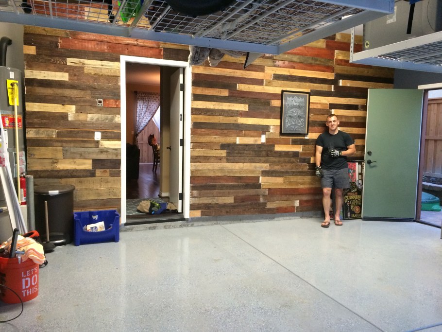 Облицовка гаража из палетов