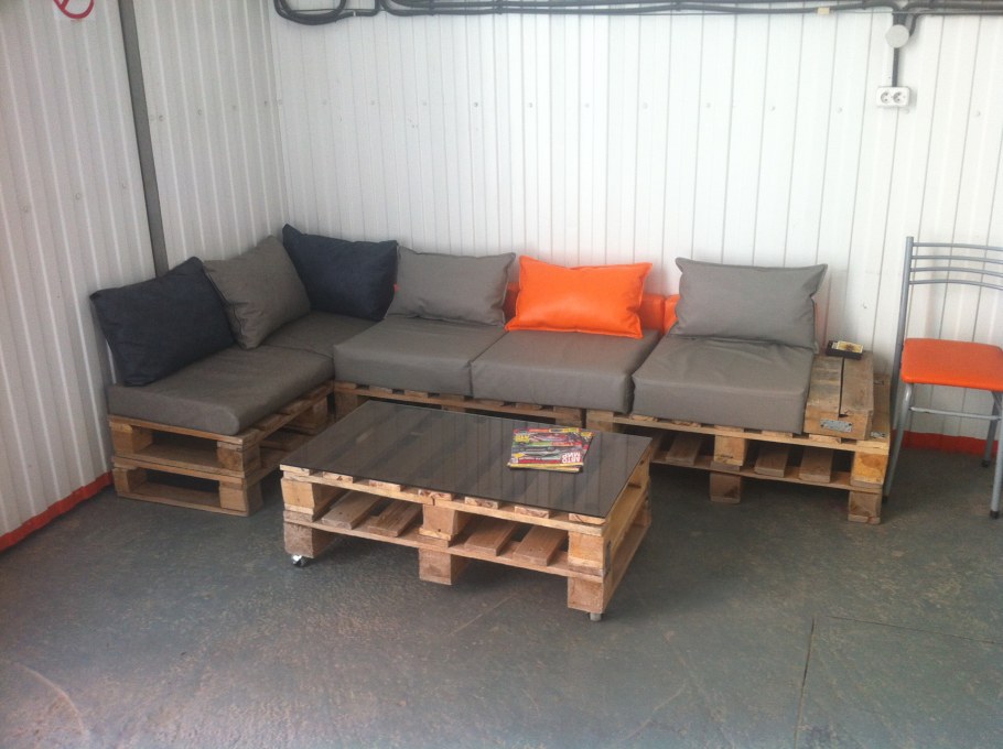 Диван из паллет в гараж