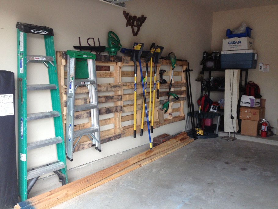 Гараж из поддонов