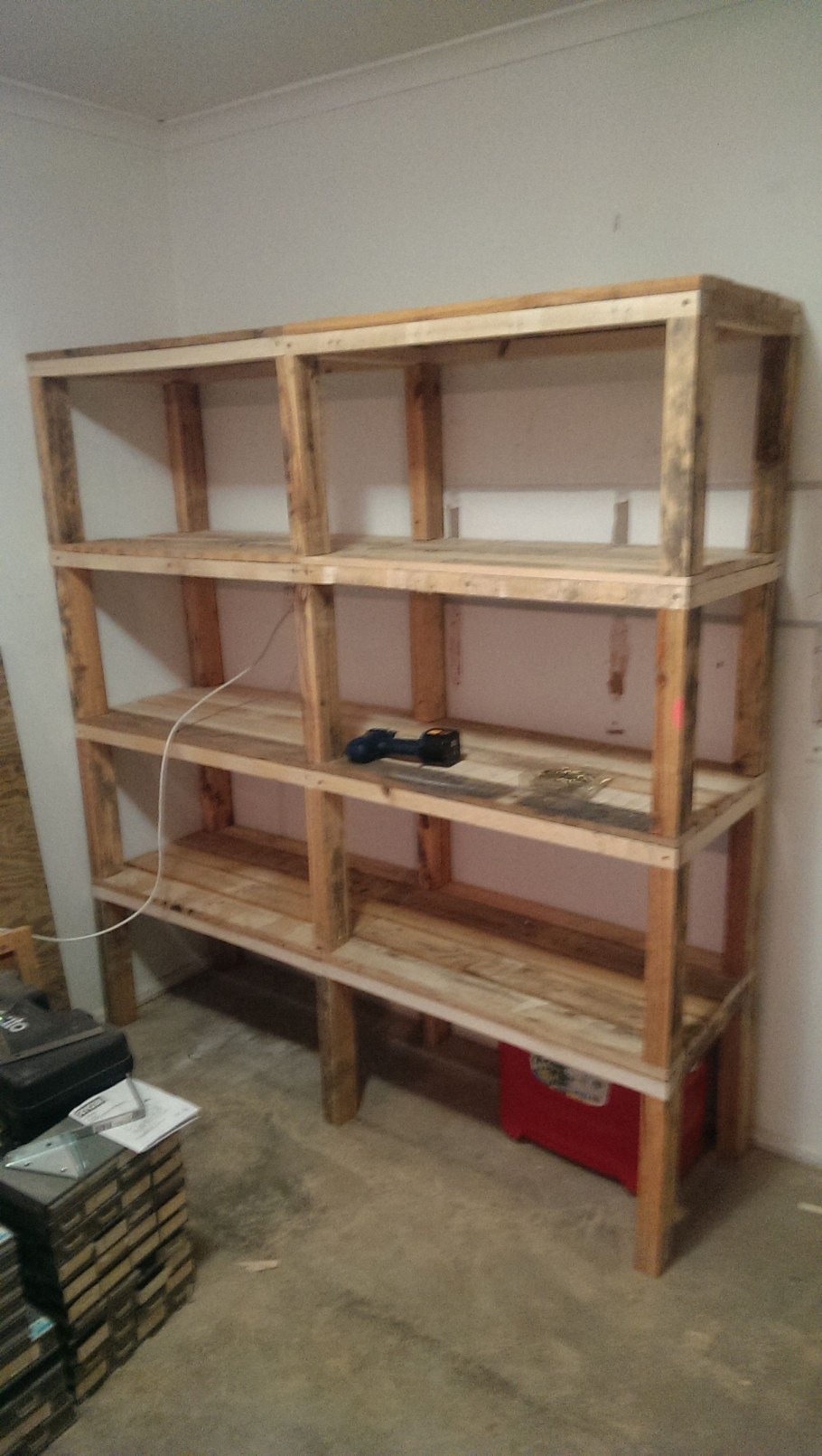 Деревянные полки в гараже