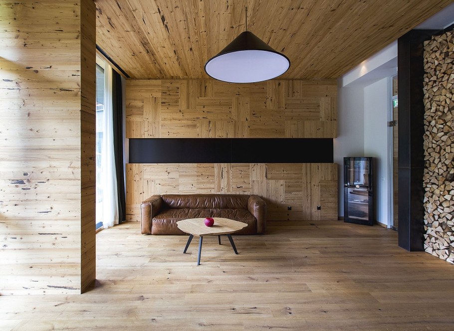 Паркет на стене в интерьере