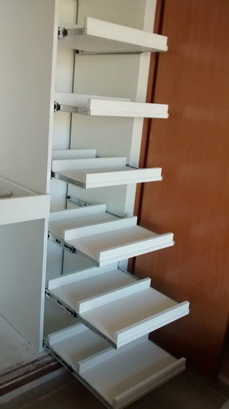 Выдвижные полки для шкафа