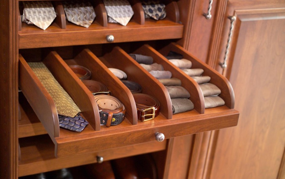 Ящик для ремней в гардеробной