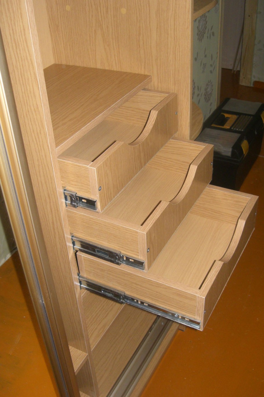 Шкаф купе с выдвижными ящиками