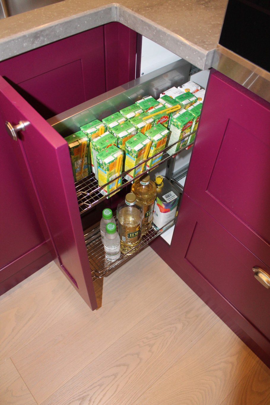 Кухня с бутылочницей фото в современном стиле