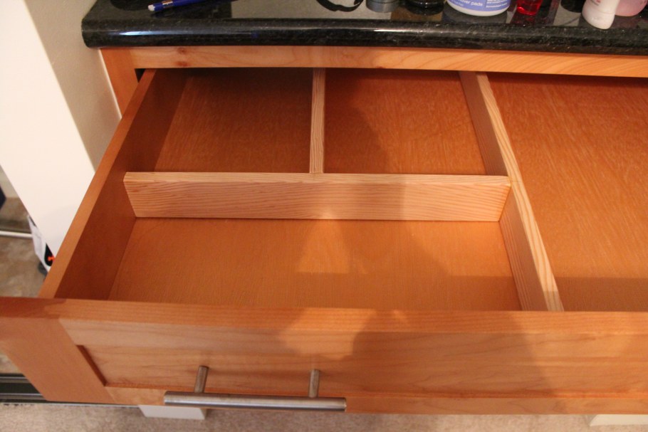 Шкаф с выдвижными ящиками