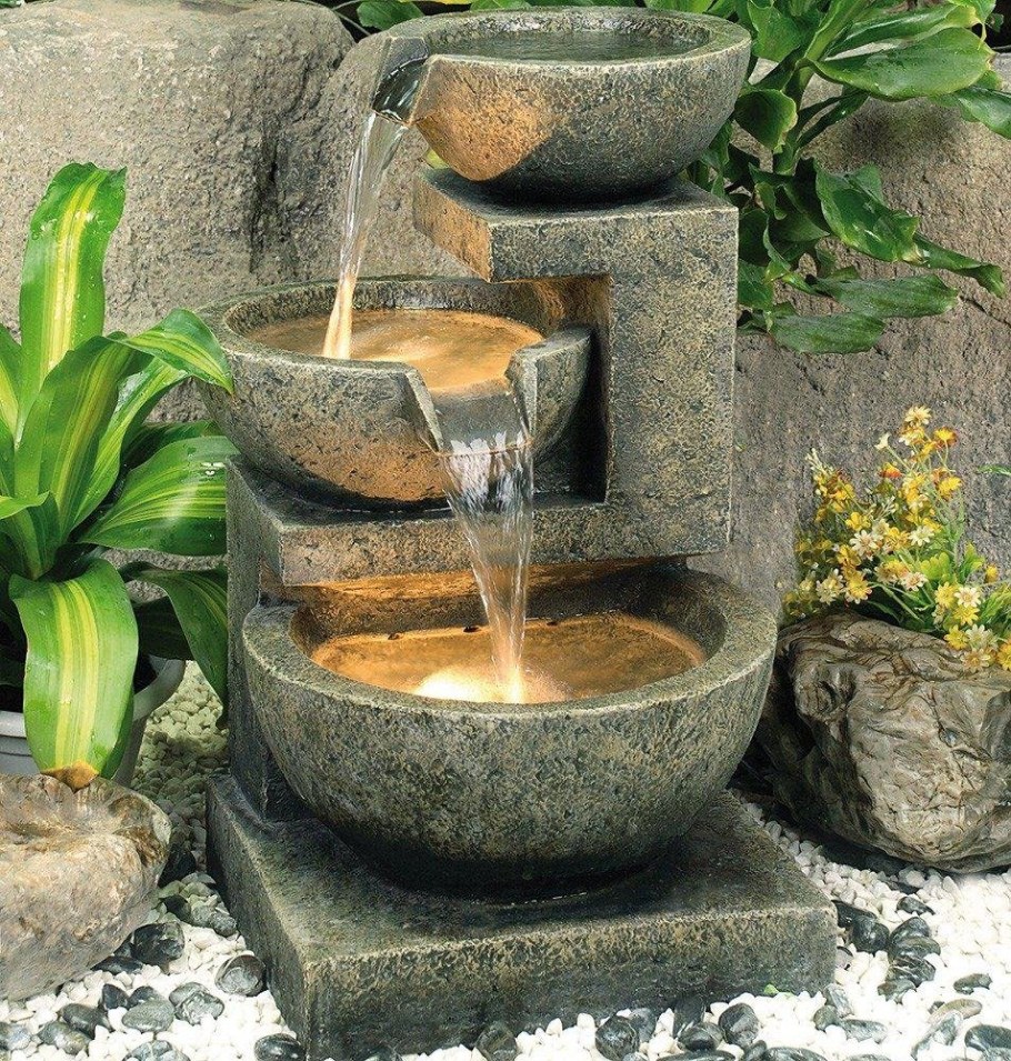 Маленький фонтанчик в саду