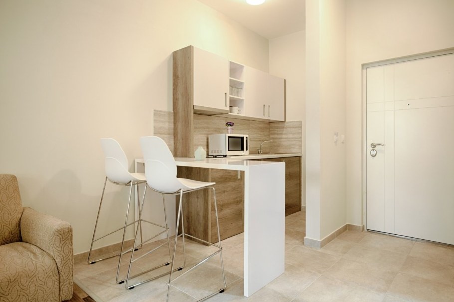 Мини кухня для студии с барной стойкой