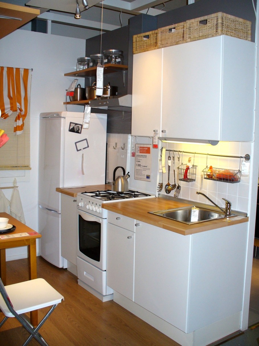 Мини кухня со встроенной техникой