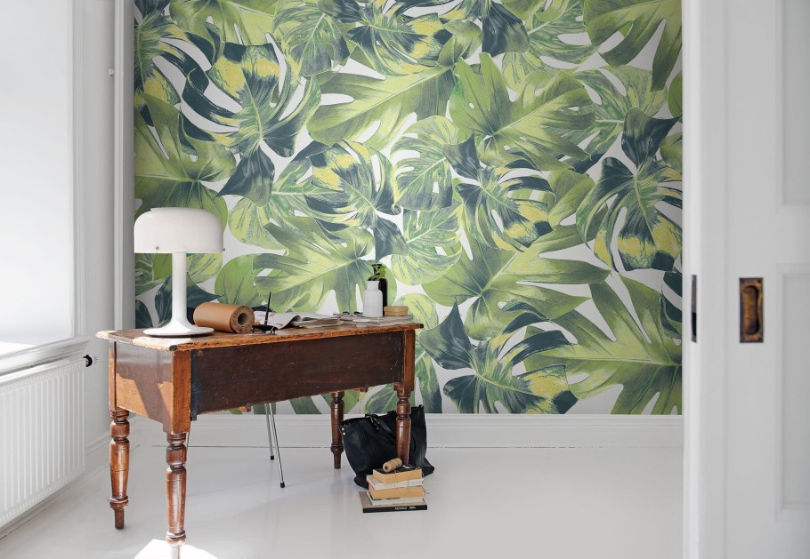 Листья на стене в интерьере