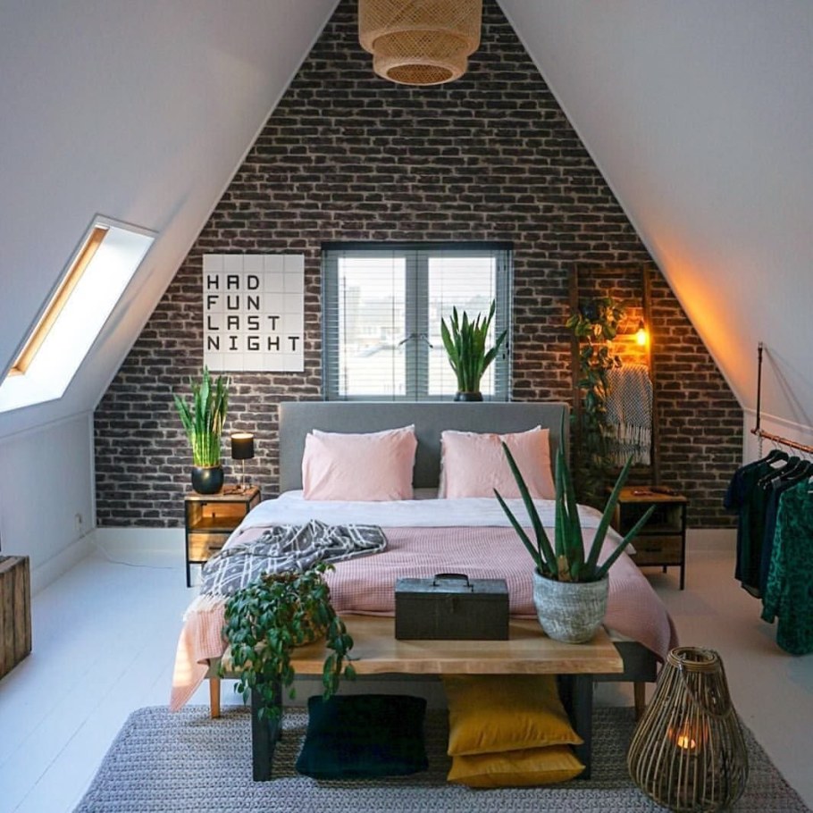 Комната с мансардной крышей