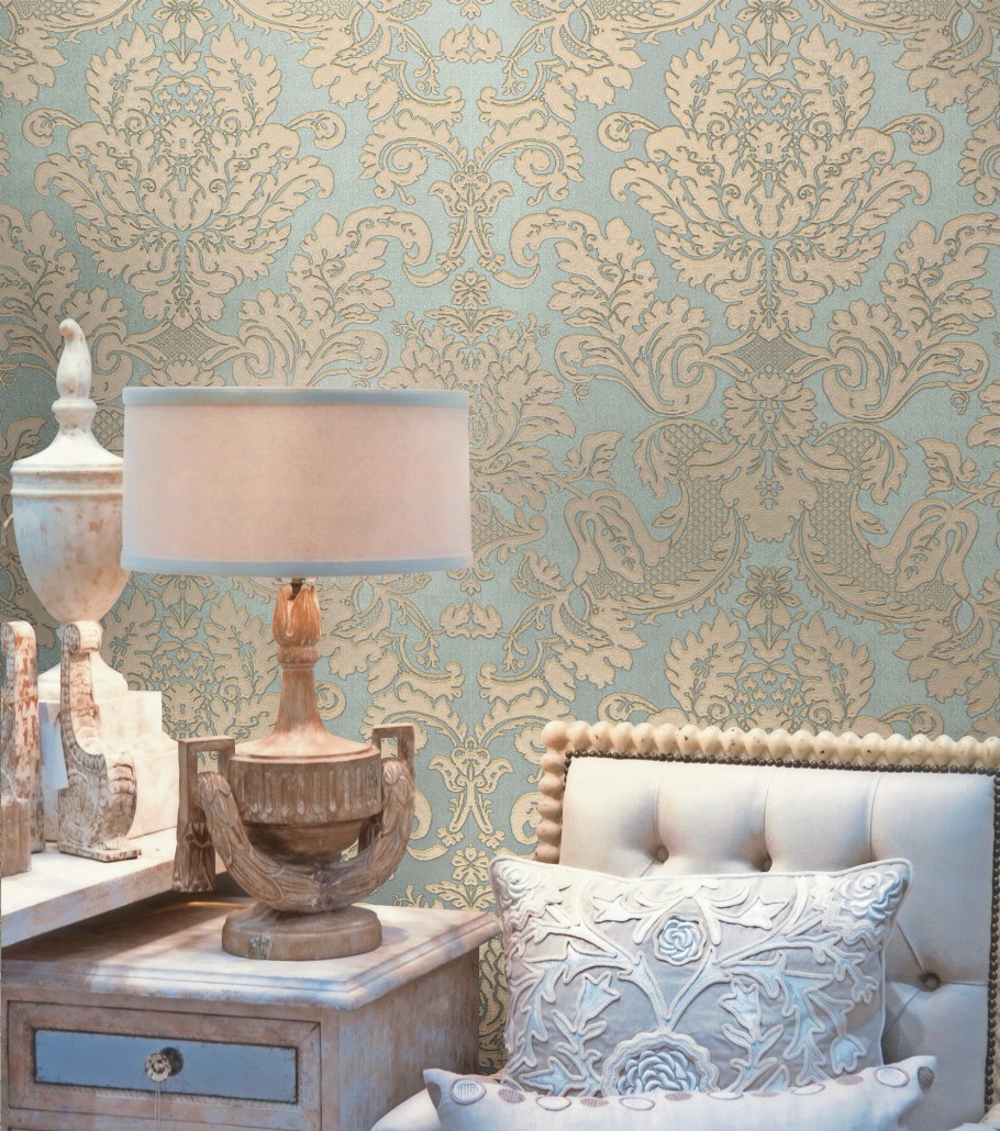Обои с вензелями в спальне