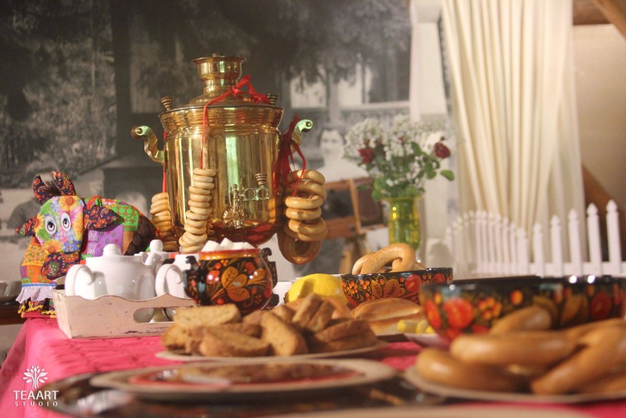 Чайный стол с самоваром