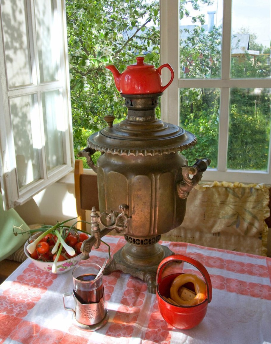 Чайный столик с самоваром