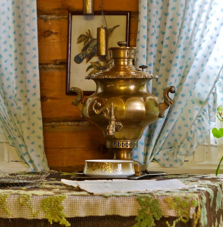 Самовар в избе