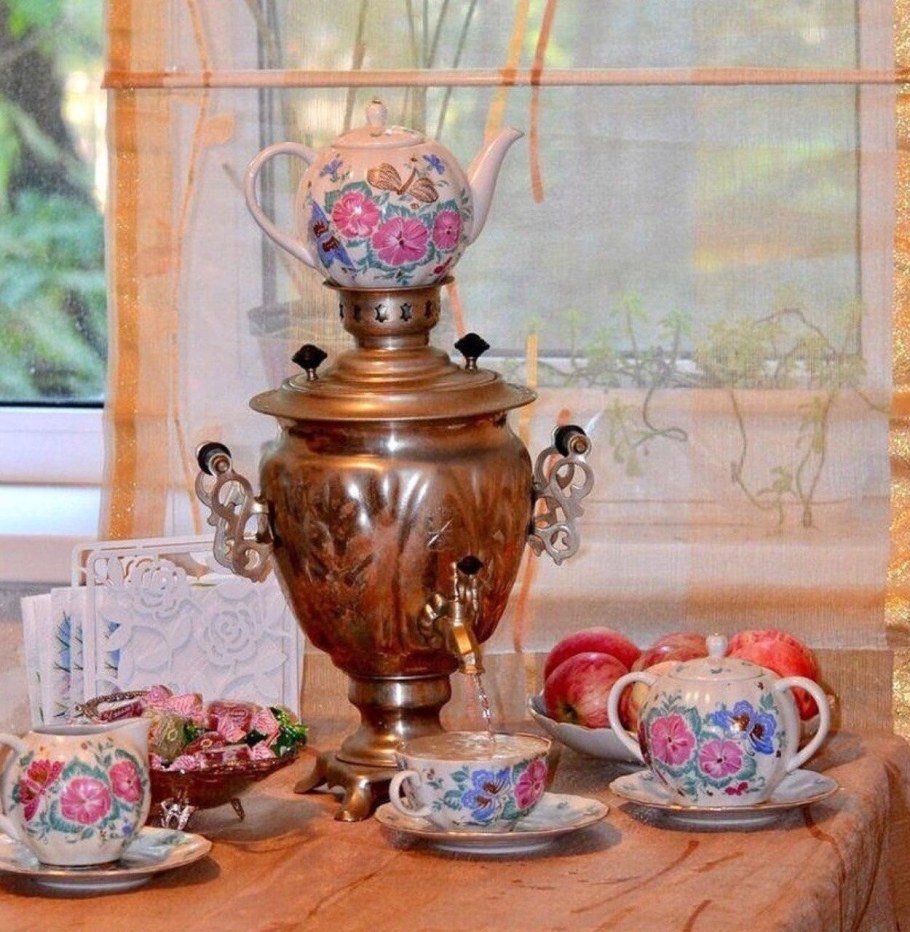 Чайный столик с самоваром