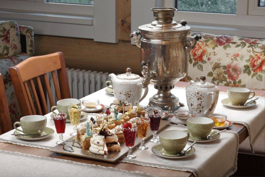 Чайный столик с самоваром