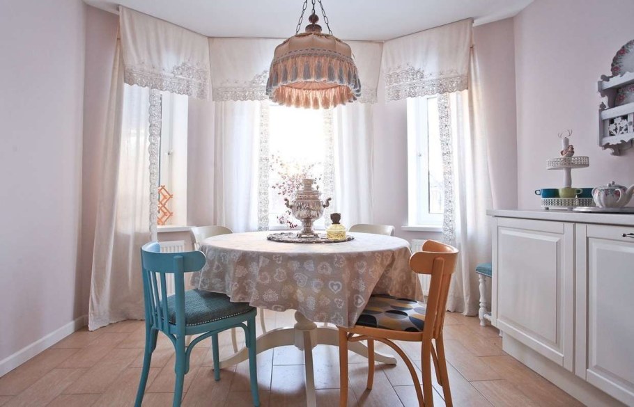 Круглый стол в интерьере кухни