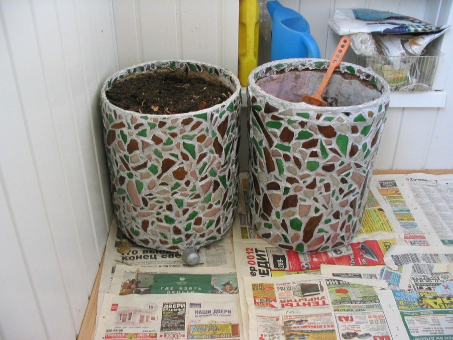 Цветочный горшок из пластикового ведерка