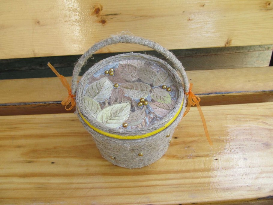 Шкатулка из майонезного ведерка