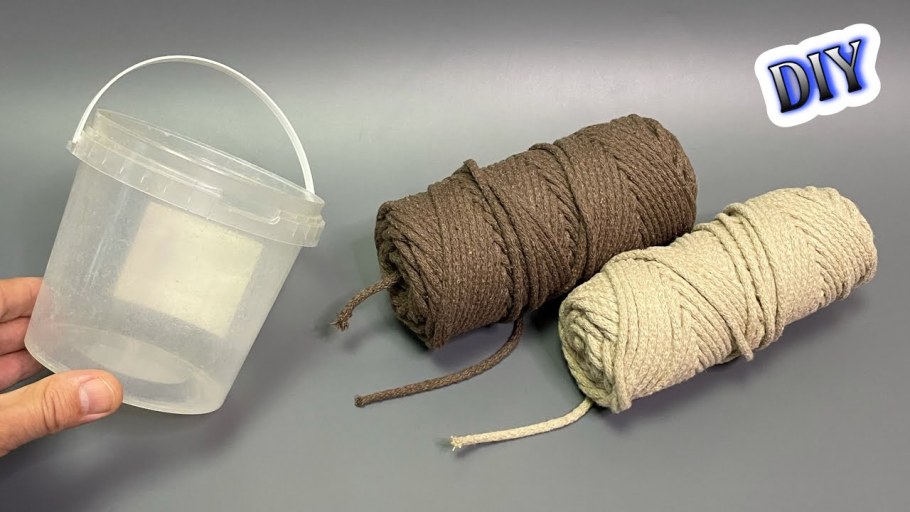 Декор пластиковое ведро противоскользящим ковриком