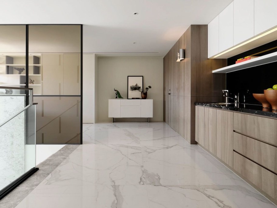 Мраморный пол на кухне современный