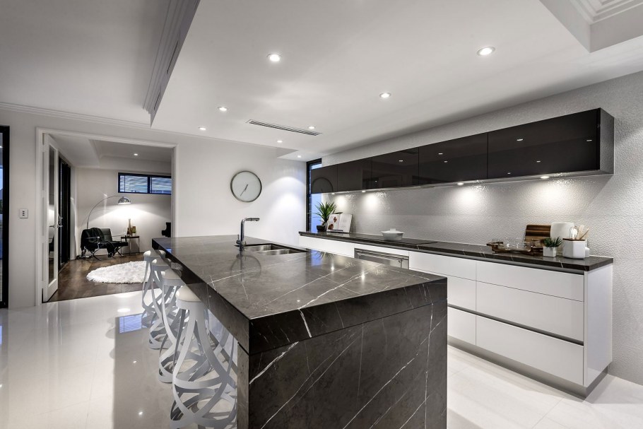 Мраморный пол на кухне современный