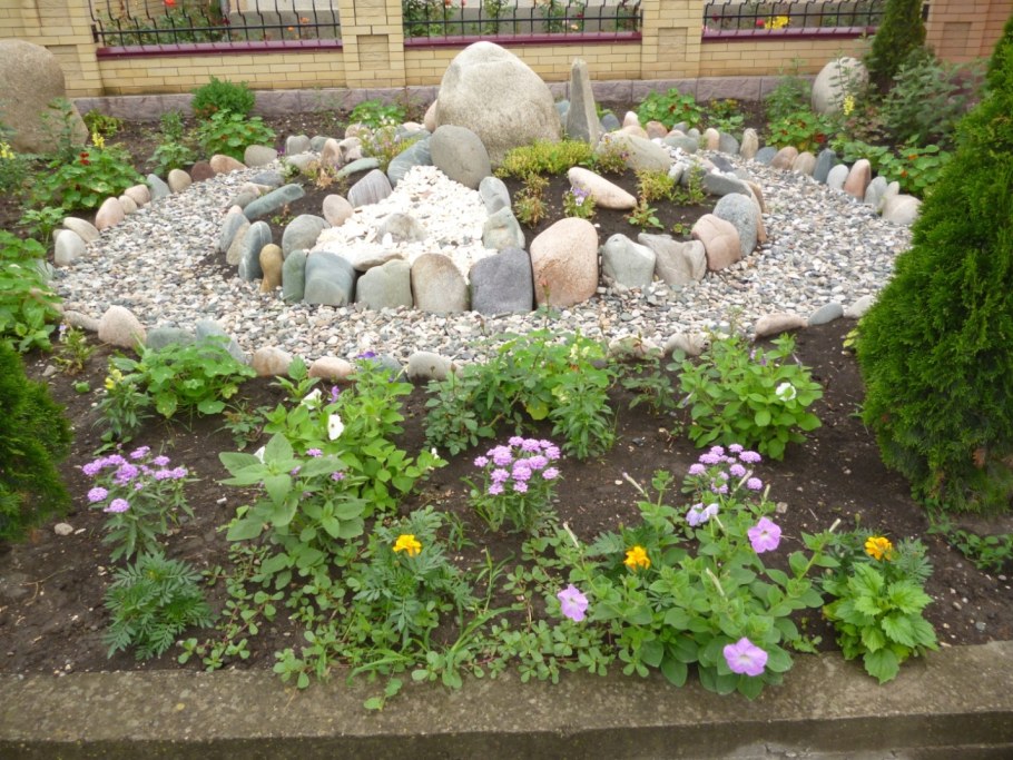 Украсить клумбу камнями