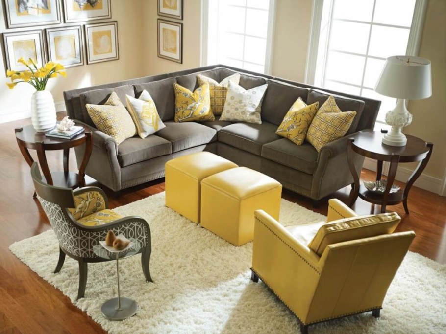 Диван в интерьере гостиной