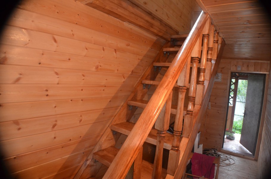 Деревянная лестница на мансарду